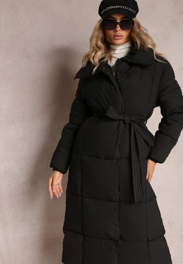 Renee - Czarna Długa Kurtka Pikowana Płaszcz z Paskiem Adellesstta. Kolor: czarny. Długość: długie. Wzór: aplikacja. Styl: elegancki