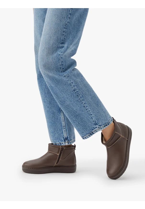 Ryłko - Brązowe niskie śniegowce damskie ze skóry licowej. Kolor: brązowy. Materiał: skóra. Styl: klasyczny, street