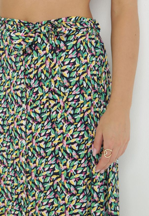 Born2be - Zielona Rozkloszowana Spódnica Maxi z Gumką i Materiałowym Paskiem w Talii z Wiskozy Alaiph. Kolor: zielony. Materiał: materiał, wiskoza. Wzór: kwiaty. Sezon: lato, wiosna
