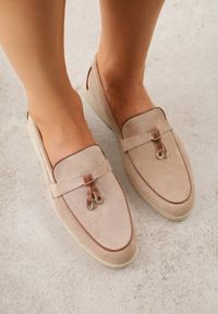 Born2be - Ciemnobeżowe Mokasyny z Imitacji Zamszu Zdobione Aplikacją z Zawieszkami Peleg. Okazja: do pracy, na spotkanie biznesowe. Kolor: beżowy. Materiał: zamsz. Wzór: aplikacja. Styl: biznesowy, elegancki #2