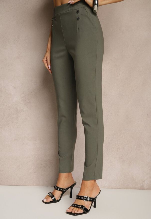 Renee - Ciemnozielone Spodnie z Wiskozą High Waist z Ozdobnymi Guzikami Redillia. Okazja: na co dzień, na spotkanie biznesowe. Stan: podwyższony. Kolor: zielony. Materiał: wiskoza. Styl: biznesowy, klasyczny, elegancki, casual