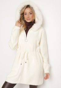 Born2be - Jasnobeżowy Płaszcz o Długim Kroju z Futrem i Ściągaczem w Talii Delirith. Okazja: na co dzień. Typ kołnierza: kaptur. Kolor: beżowy. Materiał: futro. Długość: długie. Styl: casual, elegancki #7