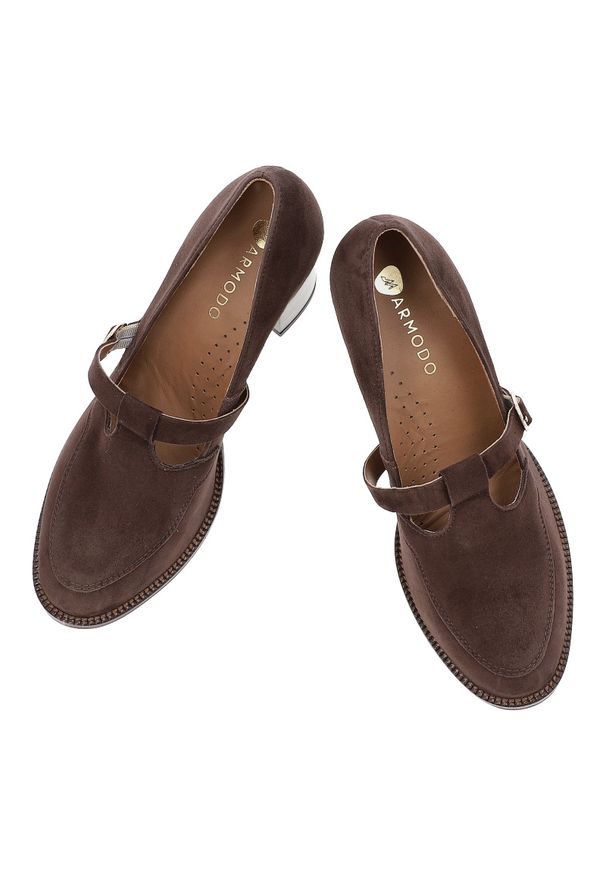 Brązowe Półbuty Armodo Modne Obuwie Damskie Zapinane Na Sprzączkę. Okazja: na co dzień. Zapięcie: sprzączka. Kolor: brązowy. Materiał: zamsz. Sezon: zima, jesień. Obcas: na obcasie. Styl: casual, elegancki. Wysokość obcasa: średni