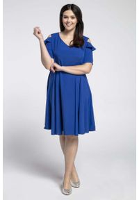 Nommo - Niebieska Kobieca Rozkloszowana Sukienka z Wycięciem na Ramieniu PLUS SIZE. Kolekcja: plus size. Kolor: niebieski. Materiał: poliester, wiskoza. Typ sukienki: dla puszystych
