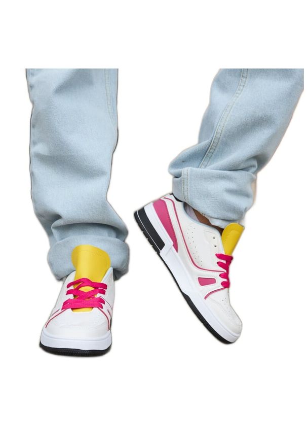 Inna Biało-różowe sneakersy z żółtym językiem Archie białe. Okazja: na co dzień. Kolor: biały. Sezon: lato. Sport: turystyka piesza