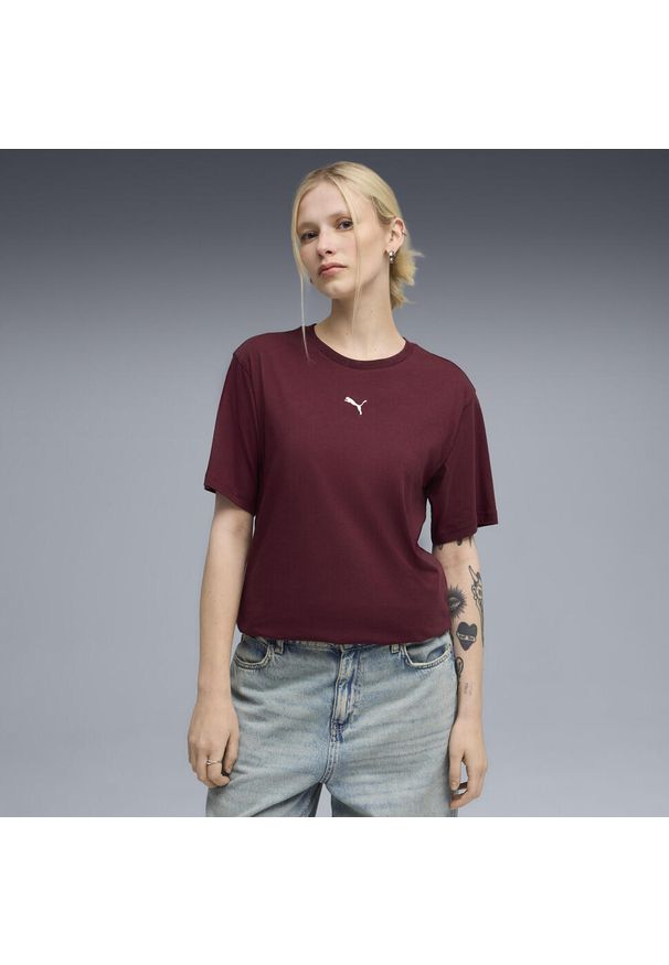 Puma - Damska koszulka o luźnym kroju ESS PUMA Ruby Shimmer Red. Kolor: czerwony. Wzór: haft. Sport: fitness