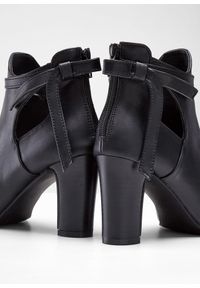 bonprix - Krótkie botki z wycięciami. Kolor: czarny. Szerokość cholewki: normalna. Obcas: na obcasie. Wysokość obcasa: średni #3