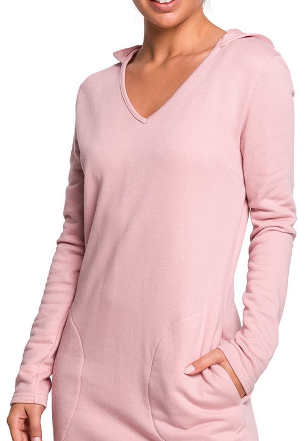 BE - Dresowa sukienka maxi z dekoltem V oraz kapturem. Okazja: na co dzień. Typ kołnierza: kaptur, dekolt w serek. Materiał: dresówka. Typ sukienki: proste. Styl: casual. Długość: maxi