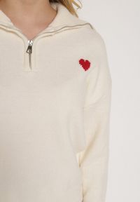 Born2be - Biały Sweter z Bawełną Wiskozą i Wełną Ozdobiony Sercem Monissea. Okazja: na co dzień, do pracy. Kolor: biały. Materiał: wełna, bawełna, wiskoza. Wzór: aplikacja. Styl: casual #6