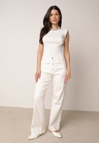 Born2be - Biały Top Bez Rękawów z Wiskozą z Łańcuszkiem i Usztywnianymi Ramionami Shylisa. Okazja: do pracy, na co dzień. Kolor: biały. Materiał: wiskoza. Długość rękawa: bez rękawów. Długość: długie. Wzór: aplikacja. Styl: casual #4