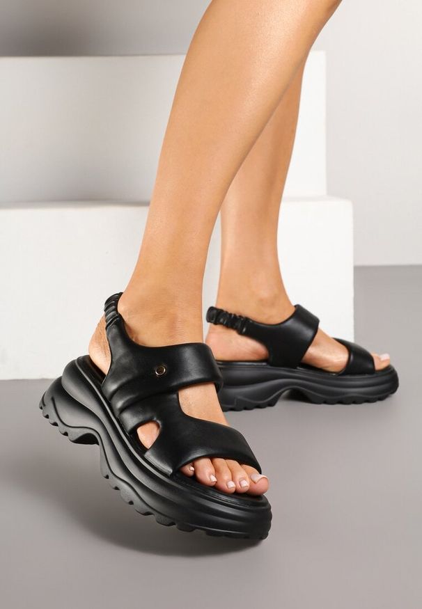 Renee - Czarne Sandały Typu Chunky na Tłoczonej Podeszwie Saneora. Okazja: na spacer. Zapięcie: pasek. Kolor: czarny. Materiał: jeans. Obcas: na obcasie. Styl: elegancki. Wysokość obcasa: średni