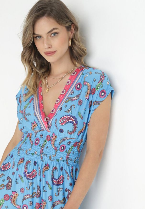 Born2be - Niebieska Kopertowa Sukienka Maxi z Gumką w Pasie we Wzór Paisley Anitte. Kolor: niebieski. Wzór: paisley. Sezon: wiosna, lato. Typ sukienki: kopertowe. Długość: maxi