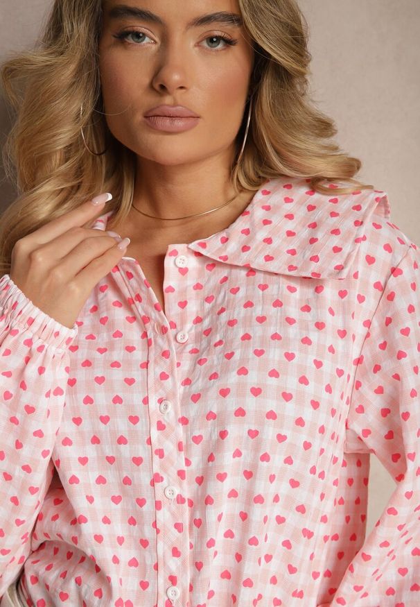 Renee - Różowa Koszula Retro z Bawełny i Wiskozy Ozdobiona Wzorem w Serca Tilzema. Okazja: na co dzień. Kolor: różowy. Materiał: wiskoza, bawełna. Długość rękawa: długi rękaw. Długość: długie. Wzór: aplikacja. Styl: retro