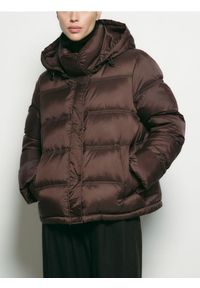 Reserved - Pikowana kurtka z puchem - brązowy. Kolor: brązowy. Materiał: puch #1