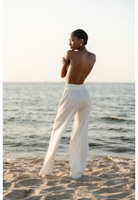 Marsala - Spodnie z plisowanej BAWEŁNY w kolorze VANILA PUDING - SAN TELMO-S. Stan: podwyższony. Kolor: kremowy. Materiał: bawełna. Długość: długie. Sezon: lato. Styl: klasyczny, elegancki #1