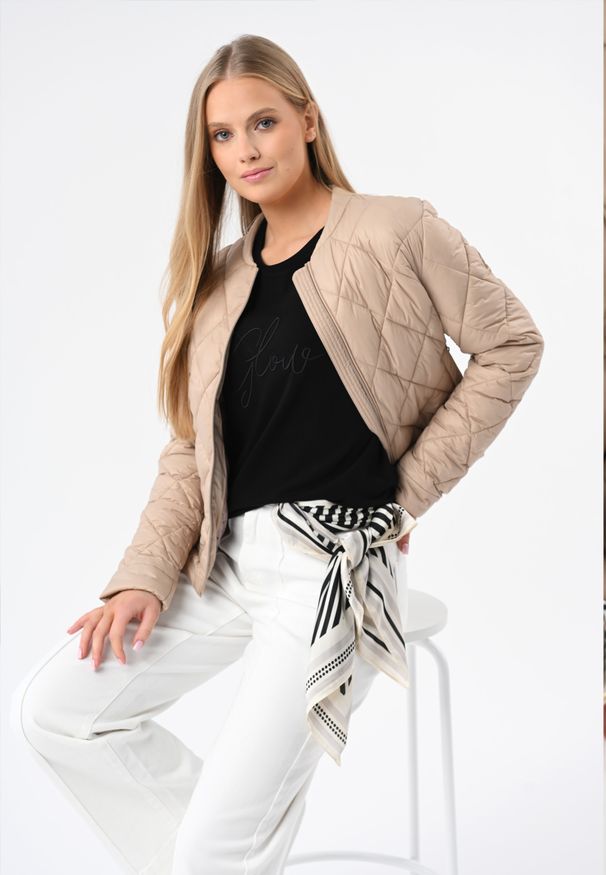 Volcano - Krótka, pikowana kurtka J-MANOLA. Okazja: na co dzień. Typ kołnierza: kołnierzyk stójkowy. Materiał: poliamid, materiał, jeans. Długość: krótkie. Styl: casual