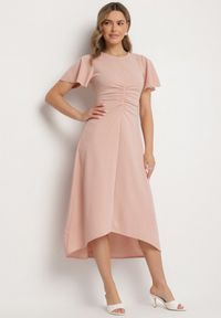 Born2be - Różowa Rozkloszowana Sukienka Ozdobiona Marszczeniem Odallica. Kolor: różowy. Wzór: aplikacja. Typ sukienki: rozkloszowane. Styl: elegancki #1