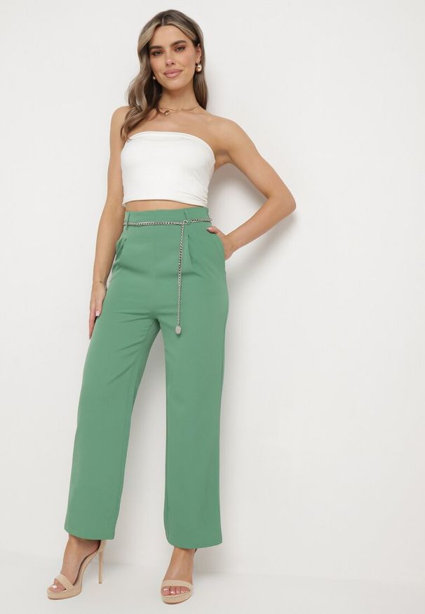Born2be - Zielone Szerokie Spodnie Zapinane z boku na Suwak z Ozdobnym Łańcuchem Grazioso. Okazja: na spotkanie biznesowe, do pracy. Kolor: zielony. Materiał: satyna. Styl: elegancki, klasyczny, biznesowy