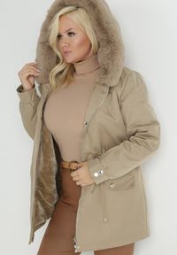 Born2be - Beżowa Kurtka Parka Nylonowa Deseyi. Okazja: na spacer. Kolekcja: plus size. Kolor: beżowy. Materiał: nylon. Sezon: zima. Styl: klasyczny, elegancki #7