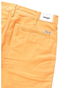 Wrangler - SPODENKI MĘSKIE WRANGLER CHINO SHORT AMBER YELLOW W14AMM15V. Materiał: materiał. Wzór: jednolity, aplikacja #9