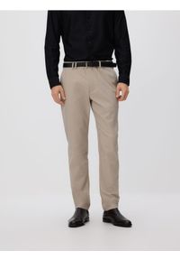 Reserved - Spodnie chino slim z paskiem - beżowy. Kolor: beżowy. Materiał: tkanina, bawełna #1