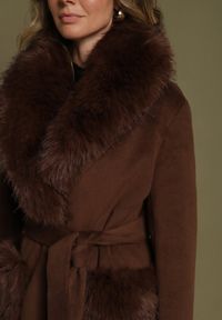 Born2be - Brązowy Płaszcz Wiązany w Talii z Futrzanym Kołnierzem i Kieszeniami Perrie. Okazja: na co dzień. Kolor: brązowy. Materiał: futro. Styl: elegancki, casual #5