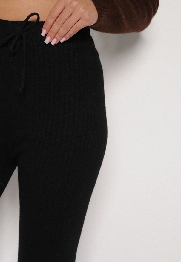 Born2be - Czarne Prążkowane Spodnie z Wełną o Szerokim Kroju z Wysokim Stanem Reinnia. Okazja: na co dzień. Stan: podwyższony. Kolor: czarny. Materiał: prążkowany, wełna. Styl: casual