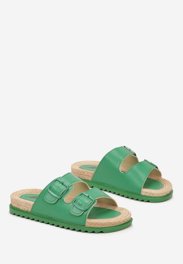 Born2be - Zielone Klapki z Szerokim Paskiem z Podwójnymi Sprzączkami i Plecionką na Podeszwie Piralia. Okazja: na co dzień. Kolor: zielony. Styl: wakacyjny, casual