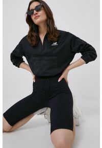 New Balance kurtka WJ21501BK damska kolor czarny przejściowa oversize. Okazja: na co dzień. Kolor: czarny. Materiał: bawełna, materiał. Długość: krótkie. Wzór: gładki. Styl: casual