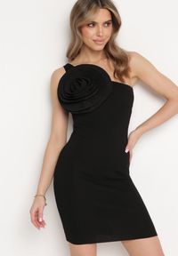 Born2be - Czarna Asymetryczna Sukienka o Dopasowanym Kroju z Aplikacją w Kształcie Kwiatu Deonara. Kolor: czarny. Wzór: aplikacja, kwiaty. Typ sukienki: asymetryczne #1