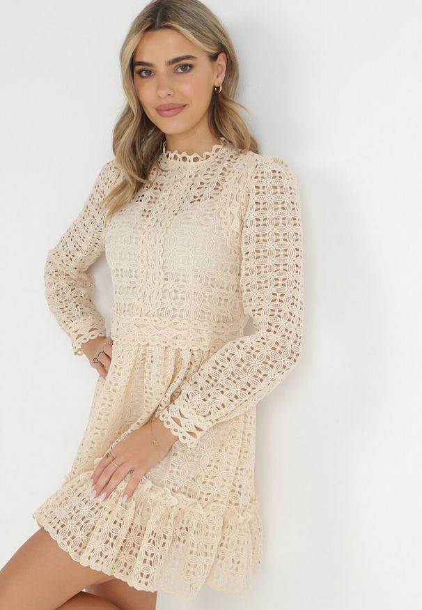 Born2be - Jasnobeżowa Koronkowa Sukienka Mini z Falbanką Kamari. Kolor: beżowy. Materiał: koronka. Wzór: gładki. Sezon: wiosna, lato. Długość: mini
