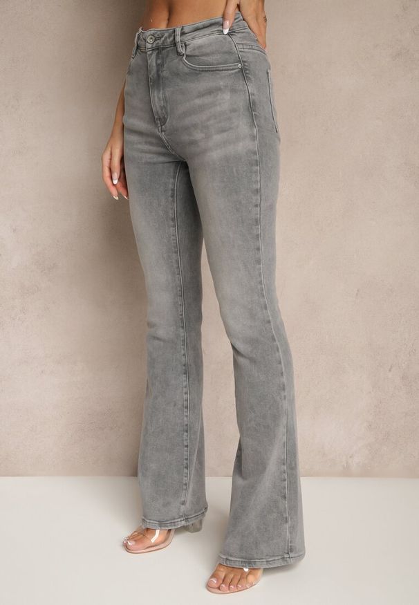 Renee - Szare Jeansy High Waist o Kroju Flare Talasena. Okazja: na co dzień. Stan: podwyższony. Kolor: szary. Styl: elegancki, casual