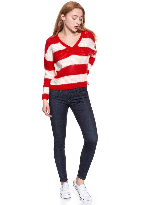 Wrangler - DAMSKI SWETER WRANGLER LOOSE KNIT FORMULA RED W8109PZWO 112132228. Typ kołnierza: dekolt w serek. Materiał: tkanina. Wzór: ze splotem