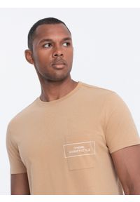 Ombre Clothing - T-shirt męski bawełniany z nadrukiem na kieszonce - jasnobrązowy V6 - Rozmiar: XXL. Kolor: brązowy. Materiał: bawełna. Długość rękawa: krótki rękaw. Długość: krótkie. Wzór: nadruk. Styl: klasyczny