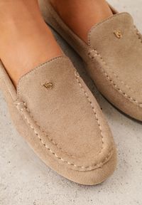 Renee - Beżowe Mokasyny VICES z Wkładką ze Skóry Naturalnej i Metalicznym Elementem Alcimene. Nosek buta: okrągły. Kolor: beżowy. Materiał: skóra. Obcas: na obcasie. Wysokość obcasa: niski #5
