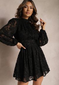 Renee - Czarna Koronkowa Sukienka Mini z Gumką w Pasie Netta. Kolor: czarny. Materiał: koronka. Typ sukienki: rozkloszowane. Długość: mini