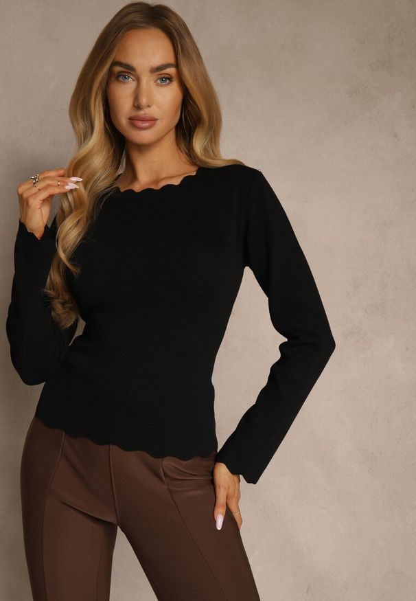 Renee - Czarny Sweter z Wiskozą i Ozdobną Falbanką Mevidella. Okazja: na co dzień. Kolor: czarny. Materiał: wiskoza. Styl: casual, klasyczny