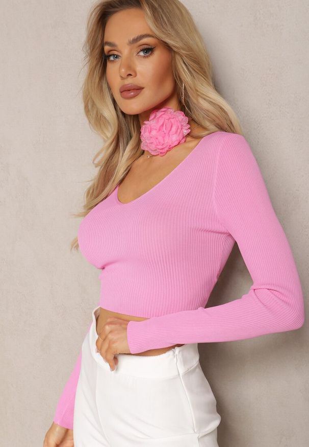 Renee - Fuksjowa Prążkowana Bluzka o Krótkim Fasonie Choker z Kwiatem w Komplecie Laindera. Typ kołnierza: choker. Kolor: różowy. Materiał: prążkowany. Długość: krótkie. Wzór: kwiaty. Styl: elegancki