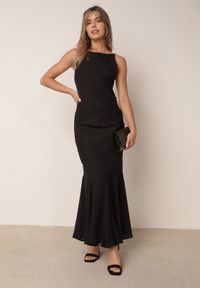 Born2be - Czarna Elegancka Sukienka z Łączonych Materiałów z Odkrytymi Plecami i Falbankami Kalice. Okazja: na randkę, na wesele, na imprezę, na ślub cywilny. Typ kołnierza: kołnierz z falbankami. Kolor: czarny. Materiał: materiał. Długość rękawa: na ramiączkach. Wzór: aplikacja. Typ sukienki: proste. Styl: elegancki #2
