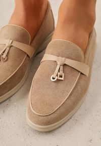 Renee - Ciemnobeżowe Mokasyny VICES z Imitacji Zamszu z Wkładką ze Skóry Naturalnej Dispova. Okazja: na co dzień. Kolor: beżowy. Materiał: zamsz, skóra. Styl: casual, elegancki #5