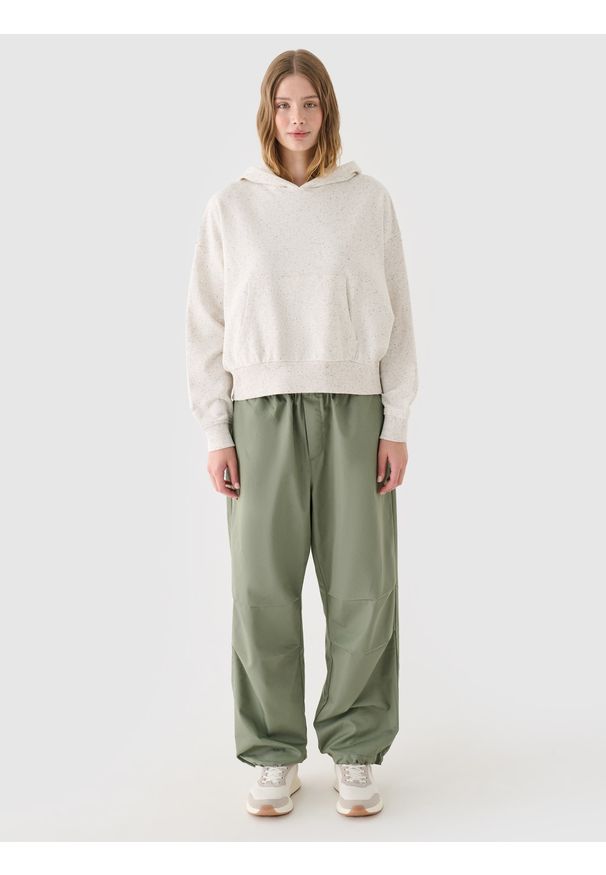 4f - 4F Bluza dresowa nierozpinana z kapturem damska - beżowa L. Okazja: na co dzień. Typ kołnierza: kaptur. Kolor: beżowy. Materiał: dresówka. Wzór: gładki, ze splotem. Styl: casual, sportowy