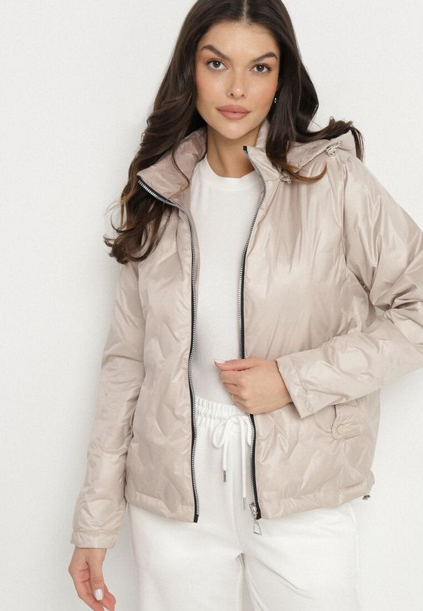 Born2be - Beżowa Pikowana Kurtka o Dwustronnym Kroju z Odpinanym Kapturem Zeorina. Okazja: na co dzień. Kolor: beżowy. Materiał: jeans. Wzór: gładki. Styl: casual, elegancki