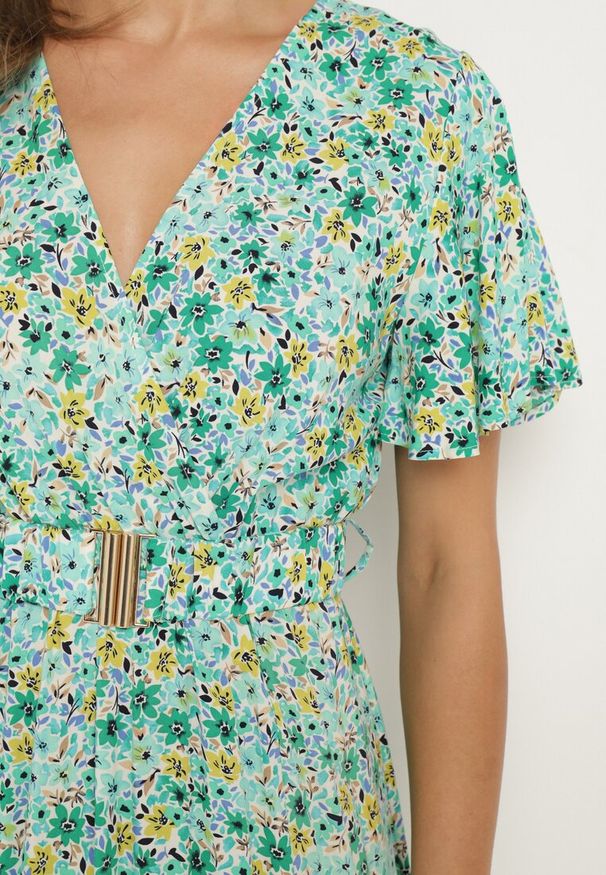 Born2be - Zielona Wiskozowa Sukienka z Kopertowym Dekoltem i Gumką w Pasie z Paskiem i Rozcięciem Vikama. Okazja: na imprezę, na spacer. Typ kołnierza: dekolt kopertowy. Kolor: zielony. Materiał: wiskoza. Typ sukienki: kopertowe. Styl: elegancki