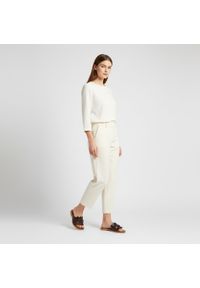 Klapki damskie Armodo, cholewka ze skóry naturalnej odkryte palce płaska podeszwa ozdobne detale, brązowe, 40381. Okazja: na co dzień. Kolor: brązowy. Materiał: skóra. Wzór: aplikacja. Sezon: lato. Obcas: na płaskiej podeszwie. Styl: casual, elegancki, wakacyjny #9