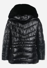 Born2be - Czarna Kurtka z Pikowaniem i Futerkiem Przy Kapturze Nejlo. Okazja: na spacer. Kolor: czarny. Materiał: futro. Sezon: zima, jesień. Styl: elegancki #5