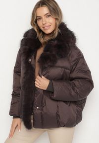 Born2be - Brązowa Pikowana Kurtka Oversize z Futrzanymi Zdobieniami Saranessa. Okazja: na co dzień. Kolor: brązowy. Materiał: futro. Wzór: aplikacja. Styl: casual #7