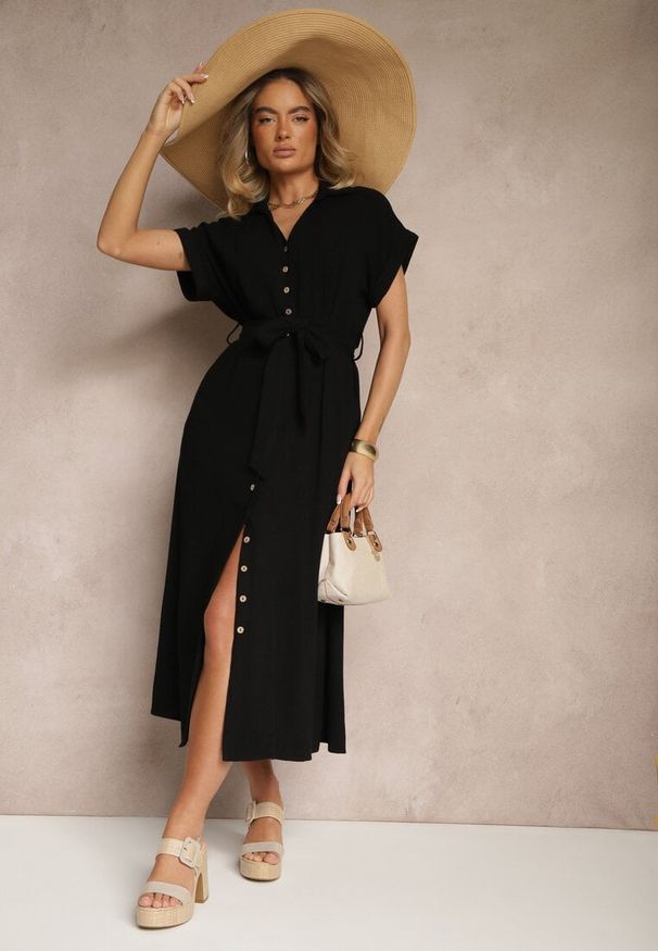 Renee - Czarna Bawełniana Sukienka Koszulowa z Wiązanym Paskiem i Krótkim Rękawem Elannoria. Okazja: na co dzień, na spacer. Typ kołnierza: dekolt w serek, kołnierzyk klasyczny. Kolor: czarny. Materiał: bawełna. Długość rękawa: krótki rękaw. Typ sukienki: koszulowe. Styl: casual, klasyczny, elegancki