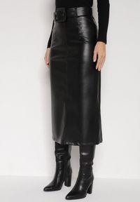 Born2be - Czarna Spódnica Ołówkowa z Imitacji Skóry z Paskiem z Dużą Klamrą Rewedia. Okazja: na co dzień, do pracy, na spotkanie biznesowe. Kolor: czarny. Materiał: skóra. Styl: biznesowy, klasyczny, casual #1