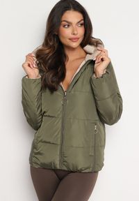 Born2be - Ciemnozielona Dwustronna Pikowana Kurtka z Kapturem Ściągana przy Rękawach Nevelas. Okazja: na spacer, na co dzień. Typ kołnierza: kaptur. Kolor: zielony. Materiał: jeans. Wzór: aplikacja. Styl: casual, elegancki, sportowy #1