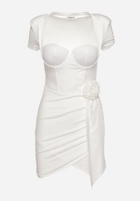 Born2be - Biała Asymetryczna Sukienka z Usztywnianymi Miseczkami i Ozdobnym Kwiatem Dochita. Okazja: na co dzień. Kolor: biały. Długość rękawa: krótki rękaw. Wzór: kwiaty. Typ sukienki: asymetryczne. Styl: casual, elegancki #4